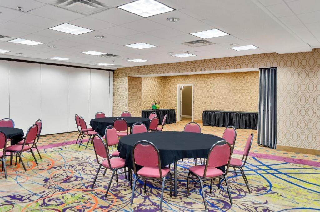 Royal St. Charles Hotel ニューオーリンズ エクステリア 写真