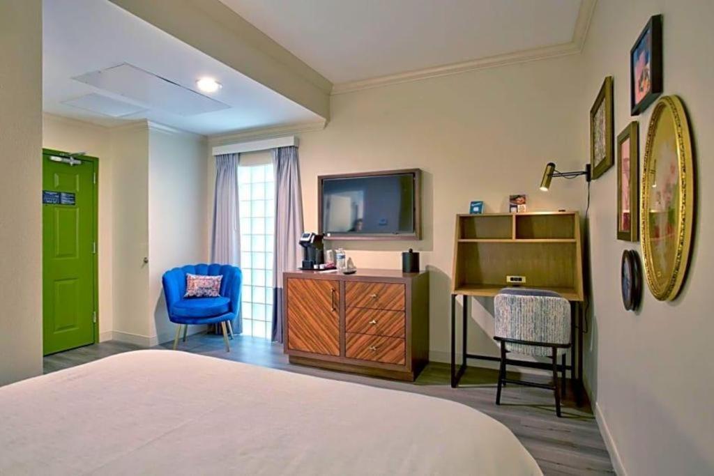 Royal St. Charles Hotel ニューオーリンズ エクステリア 写真