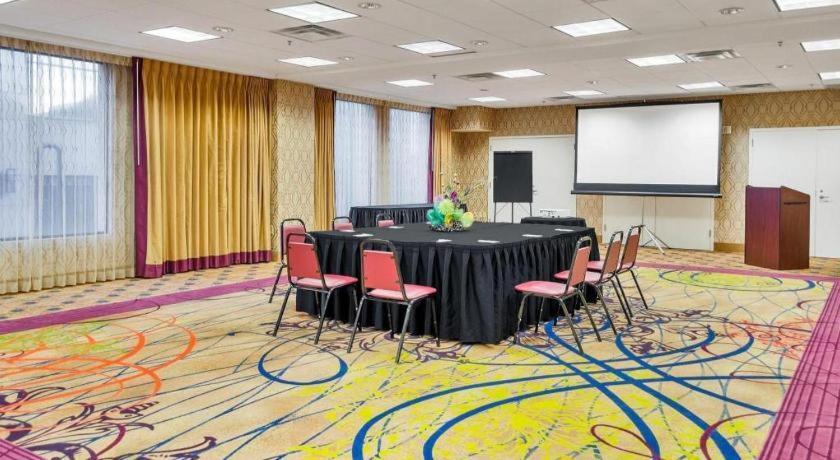 Royal St. Charles Hotel ニューオーリンズ エクステリア 写真