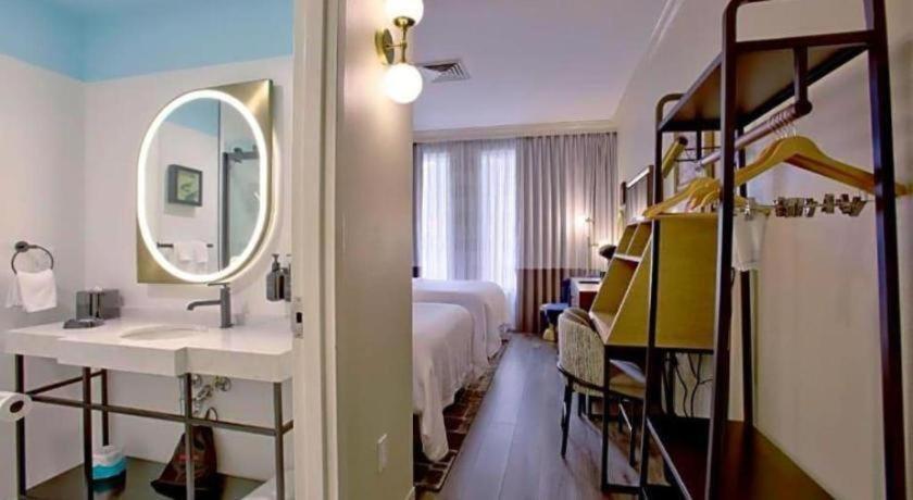 Royal St. Charles Hotel ニューオーリンズ エクステリア 写真