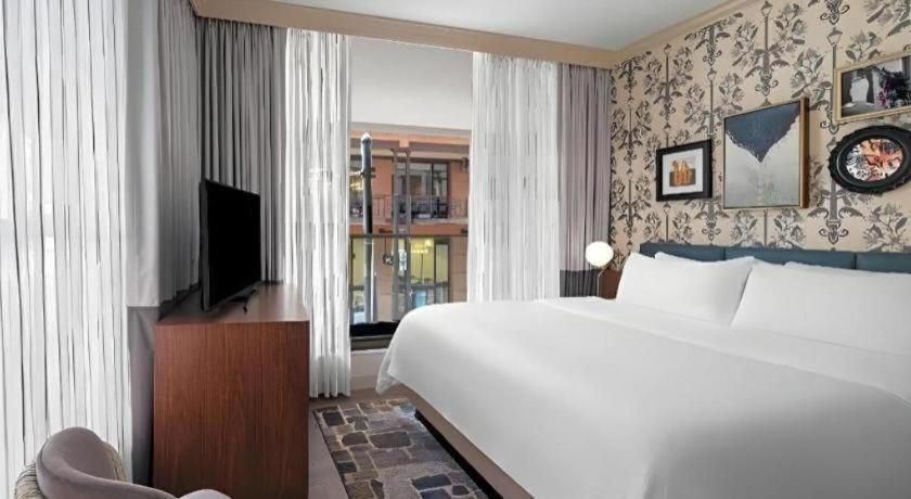 Royal St. Charles Hotel ニューオーリンズ エクステリア 写真